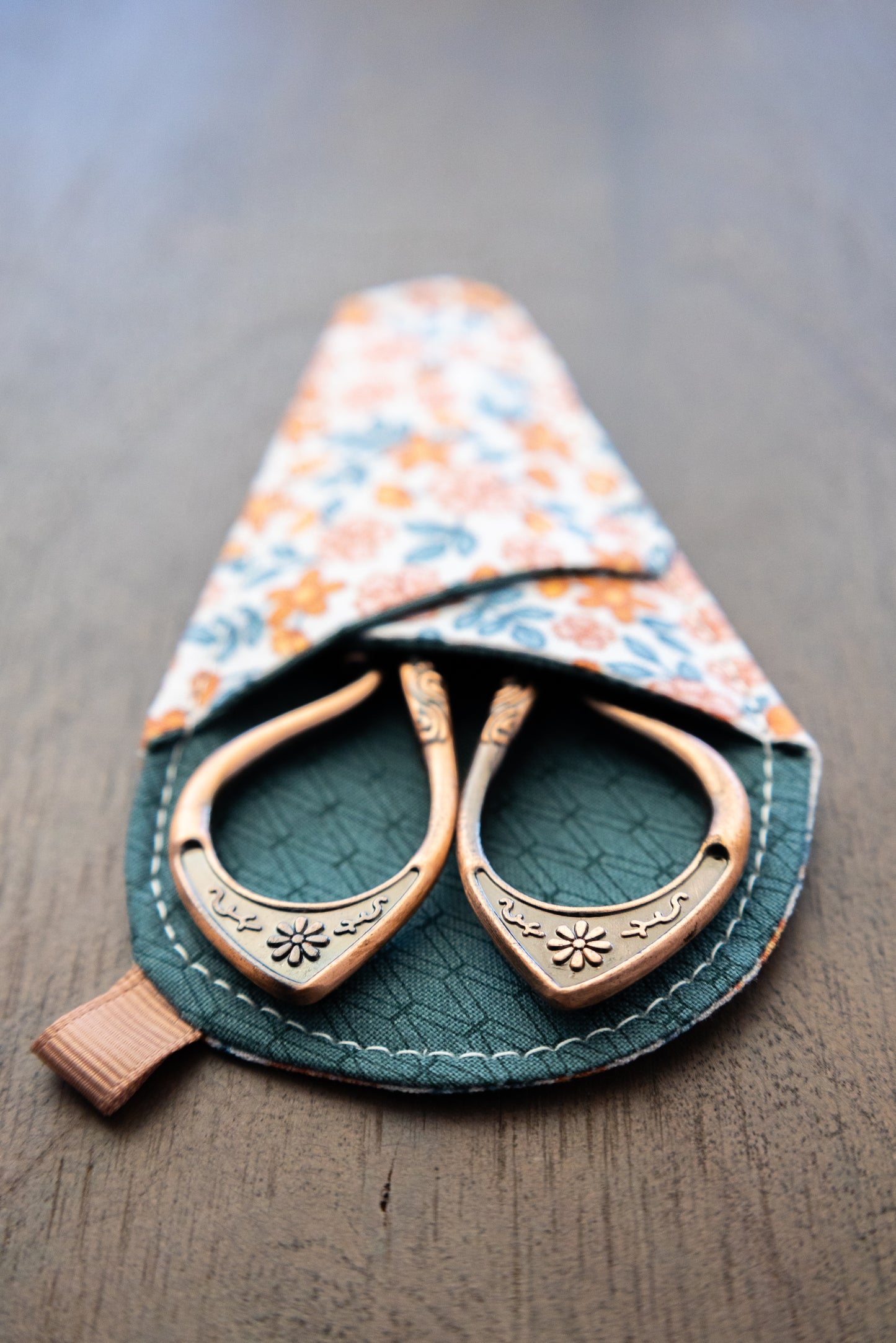 Daisy Garden Scissor Sleeve
