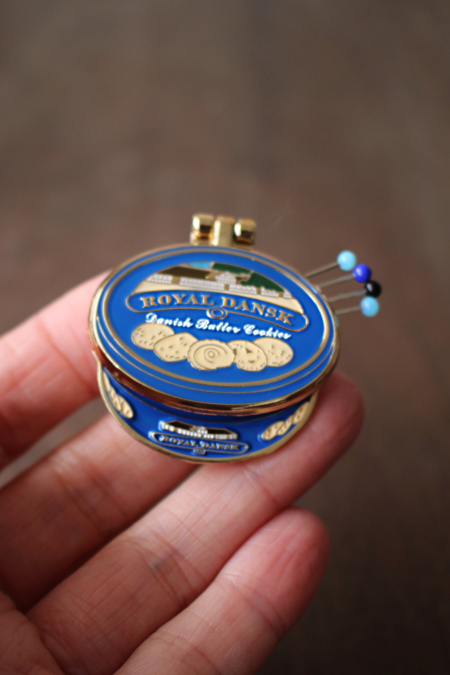 Grandma's Cookie Tin Needle Minder