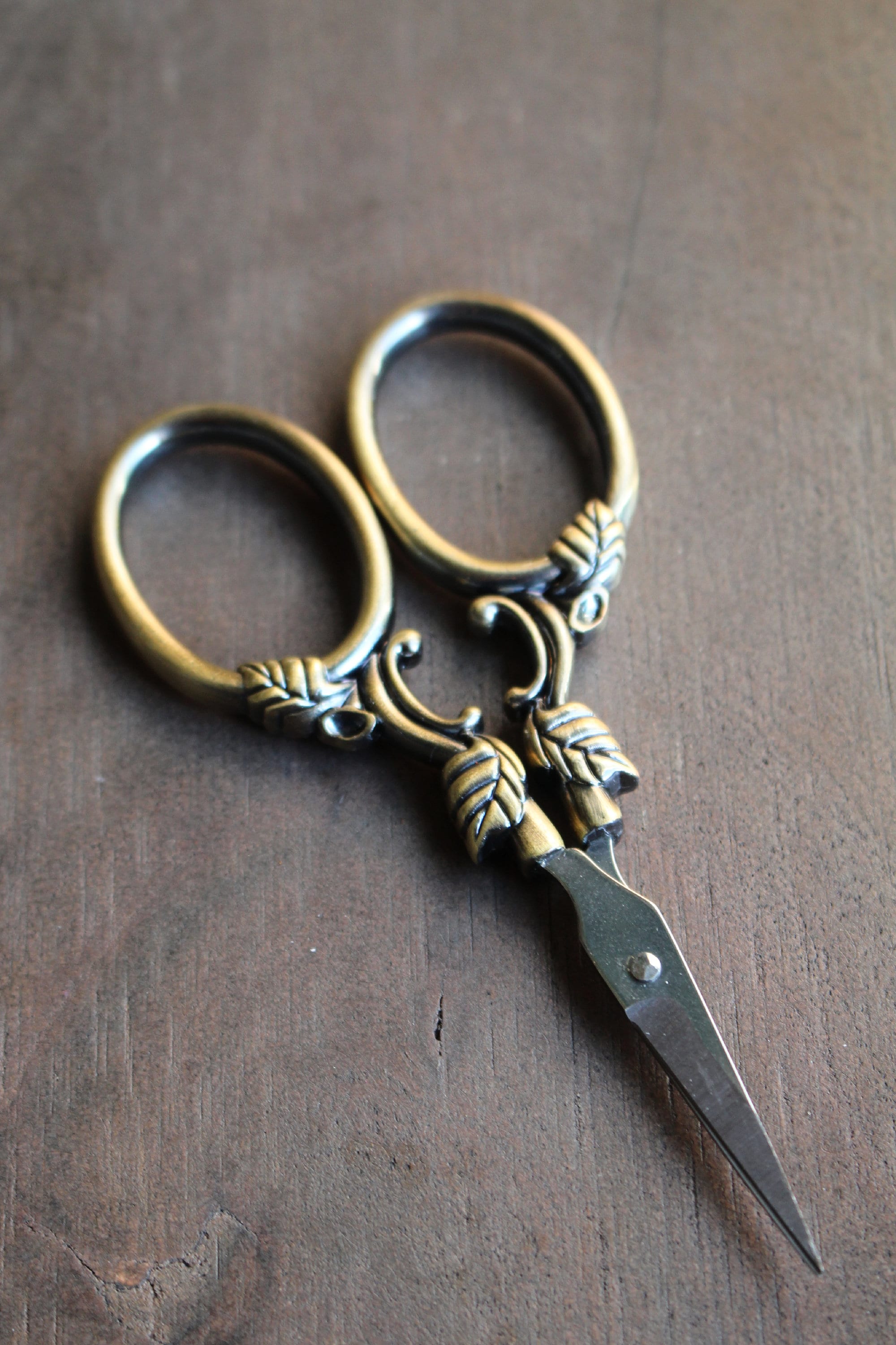 English scissors top