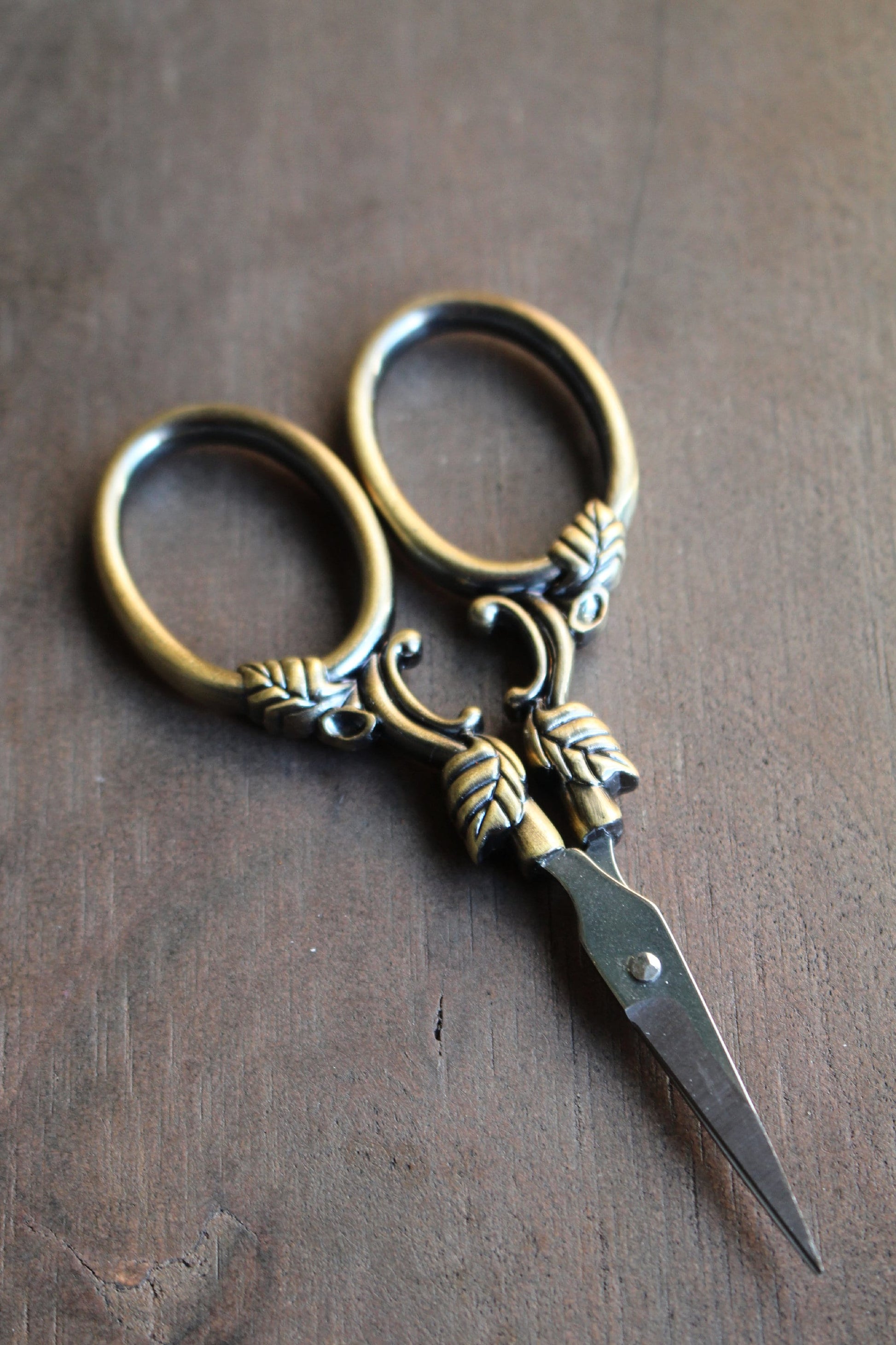 English Ivy Embroidery Scissors • Vintage Style Quilting Scissors in Antique Gold and Copper • Gifts for Mothers and Grandmothers